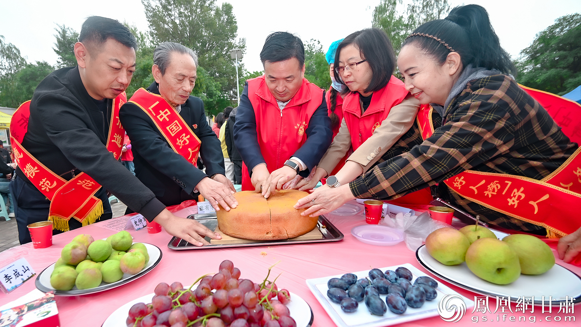 金昌市委常委、宣传部部长杜宁让（右三）与金川区委常委、宣传部部长潘欣（右二）和先进模范一起切月饼