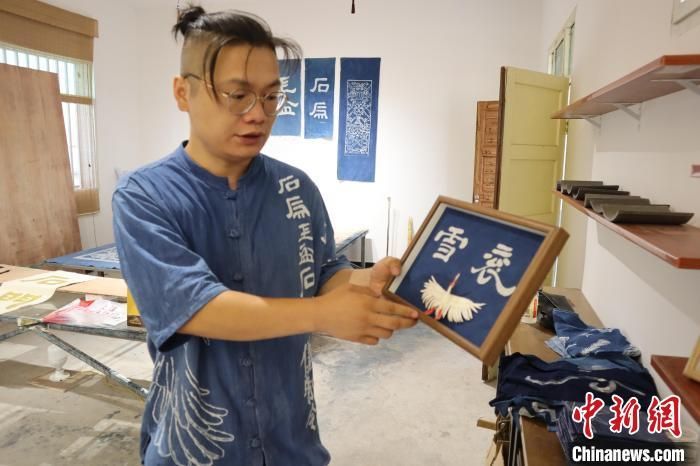 2024年9月，李鹏伟展示其蜡染作品。　李一璠 摄