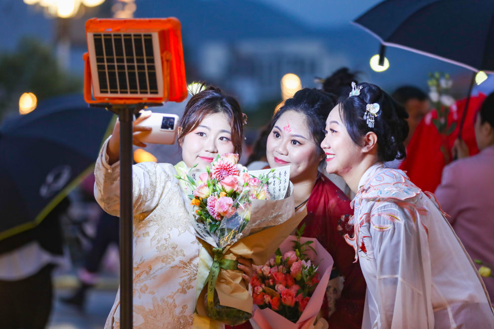 9月13日，在兰州市雁滩公园，身着汉服的青年志愿者合影留念。新华社记者　郎兵兵　摄