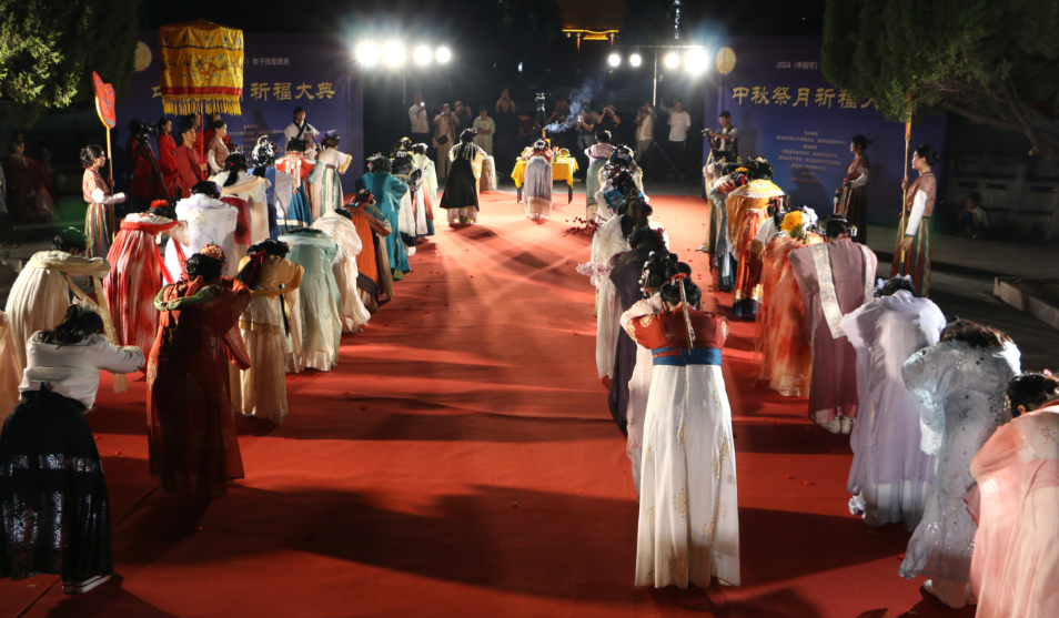 河南鹿邑：汉服中秋祭月 重现民俗文化