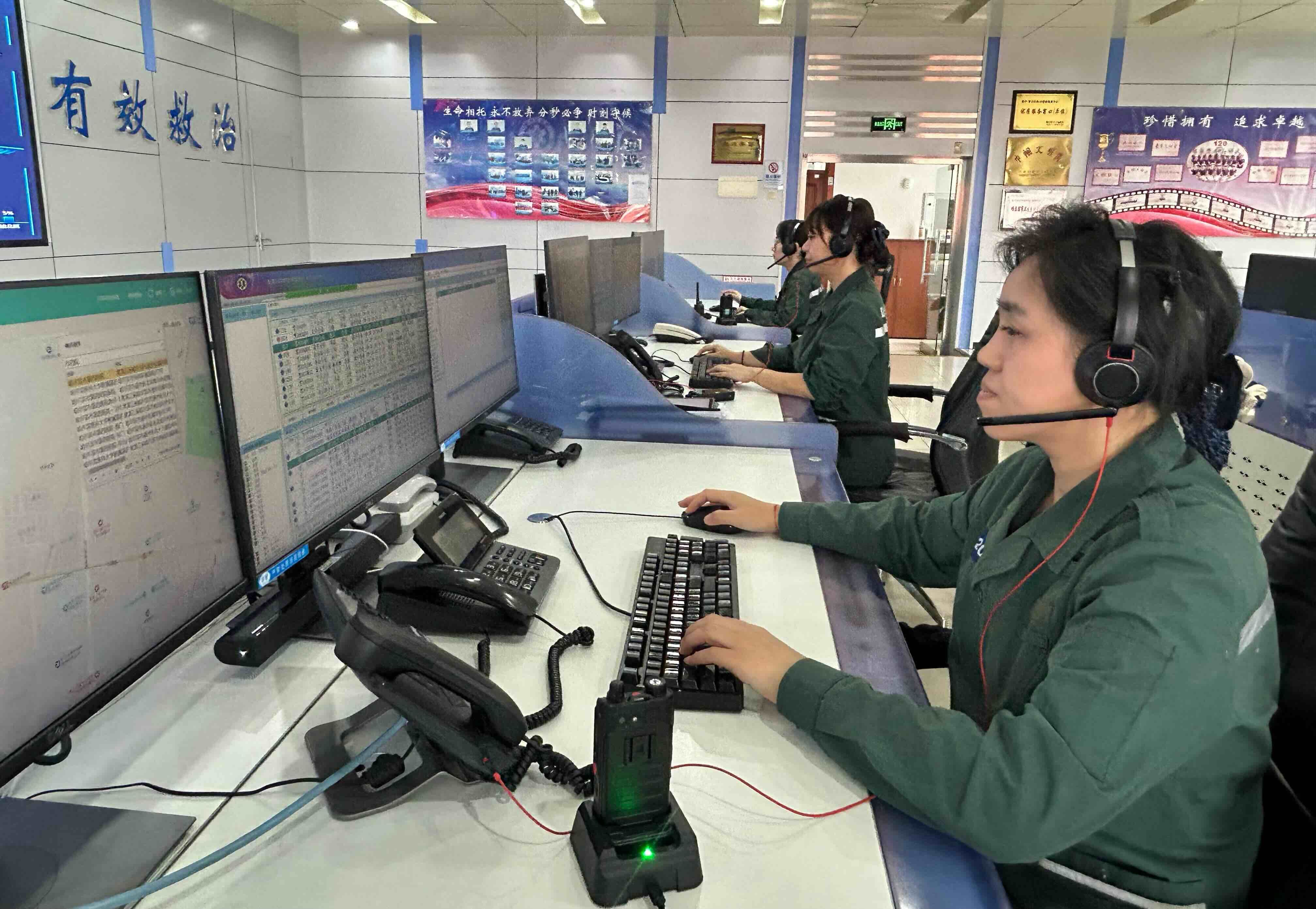 急救调度人员接听电话