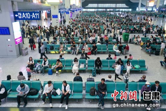 图为旅客在兰州西站候车大厅候车。兰州铁路局供图