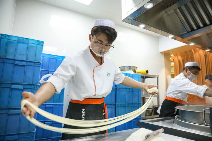 9月8日，在兰州市城关区一家牛肉面馆，师傅在拉面。新华每日电讯记者　郎兵兵　摄