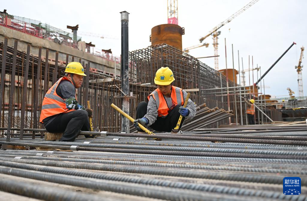 9月15日，中国建筑股份有限公司工人在雄忻高铁雄安地下段及相关配套工程建设现场作业。