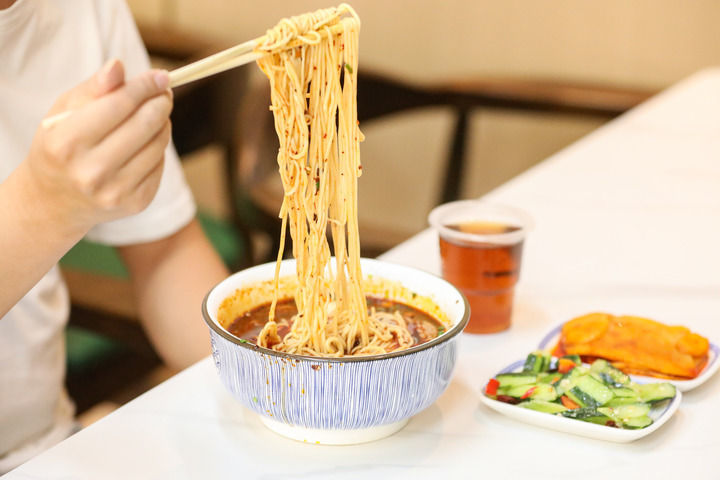 9月8日，在兰州市城关区一家牛肉面馆，顾客品尝牛肉面。新华每日电讯记者　郎兵兵　摄