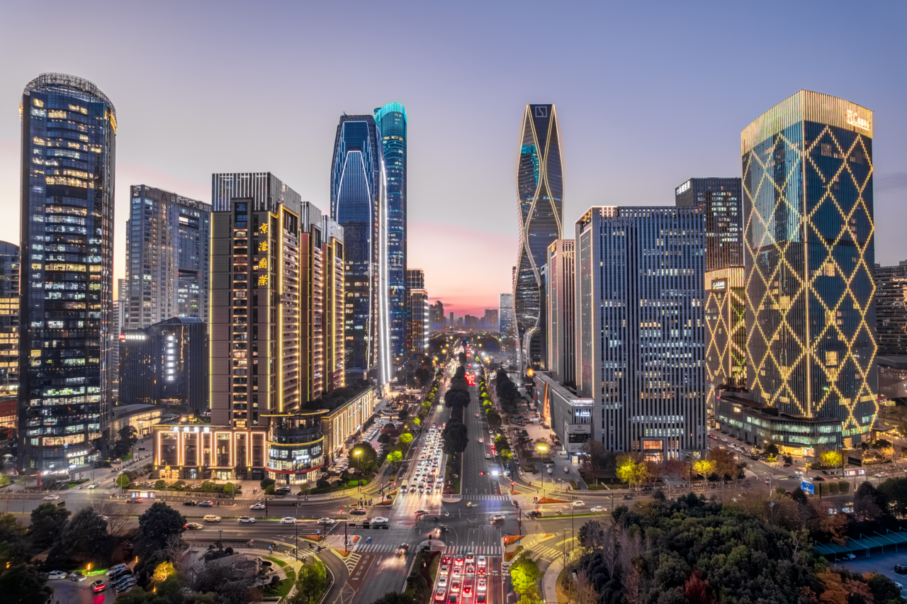 在各大社交平台上,年轻人来世纪城奥体板块看一场演唱会,和"杭州之门"