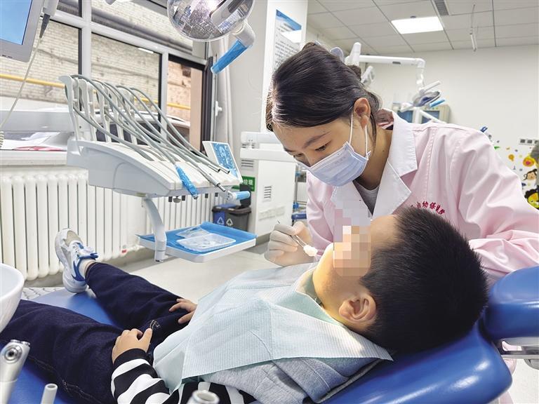 在城关区妇幼保健院儿童口腔保健中心检查牙齿的儿童