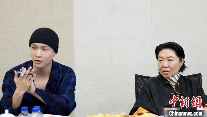 《受到召唤&middot;敦煌》编剧、导演田沁鑫(右)和主演张艺兴(左)参加剧本围读　中国国家话剧院供图