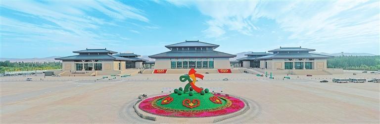 第七届敦煌文博会召开之际，敦煌国际会展中心装扮一新，喜迎四海嘉宾。新甘肃&middot;甘肃日报记者　冯乐凯