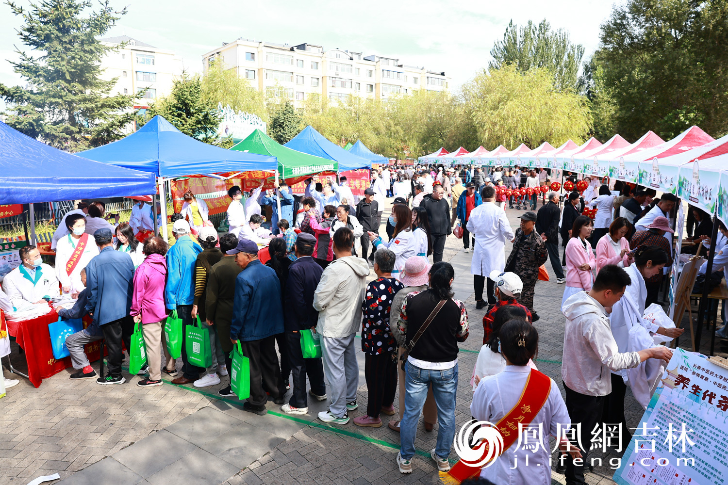 活动吸引众多市民前来参加。