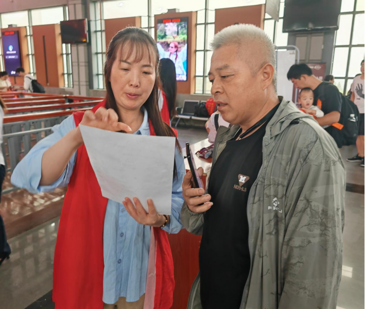 武当山景区秋意浓 游客中秋登高望远