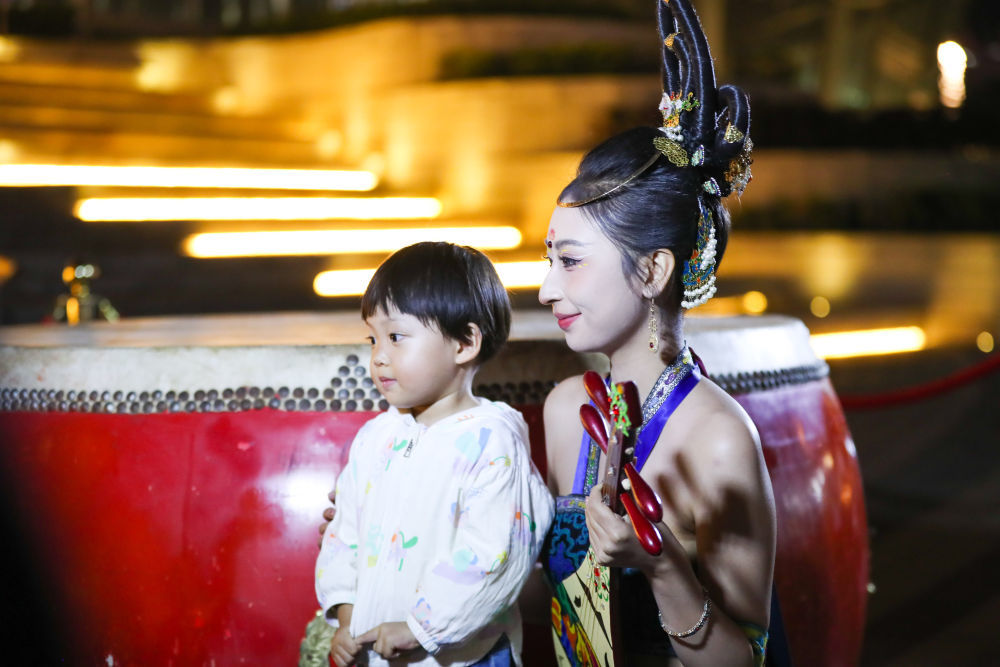 9月13日，在兰州市雁滩公园，小朋友和“飞天”造型的演员合影。新华社记者　郎兵兵　摄