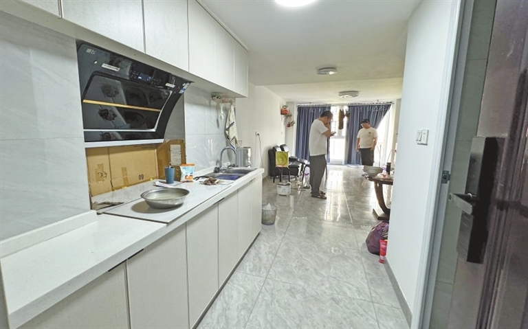 公寓楼的厨房非独立空间。 本报全媒体记者 陈 璋摄