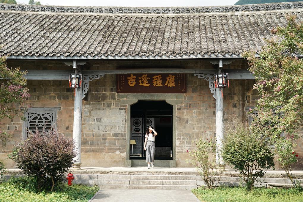 9月6日，游客在凤堰梯田一处古建宅院吴家花屋内游览。新华社记者邵瑞 摄