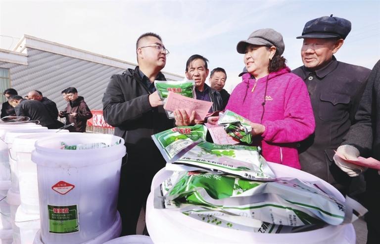山丹县农业技术推广中心技术人员为农户发放宣传资料提供技术指导