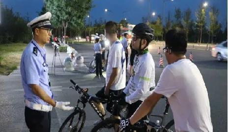 图为民警提醒骑行市民注意安全