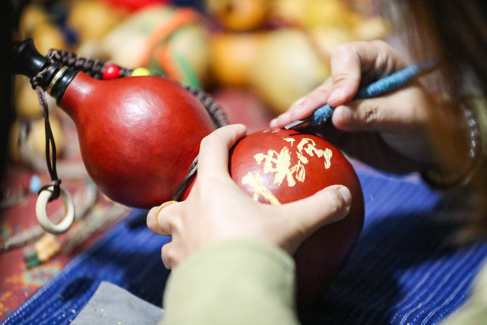 9月13日，在兰州市雁滩公园，甘肃省非物质文化遗产兰州刻葫芦传承人阮熙越展示雕刻葫芦技艺。新华社记者　郎兵兵　摄