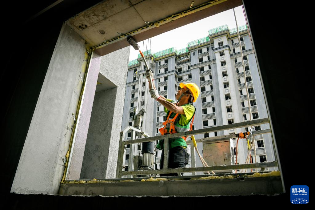 9月15日，中铁十二局工人在雄安新区大河片区建设现场刷防水涂料。
