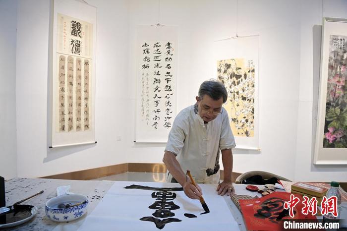 2024年9月19日，台湾大园图书馆馆长、画家李诗钟在活动现场挥毫泼墨。九美旦增　摄