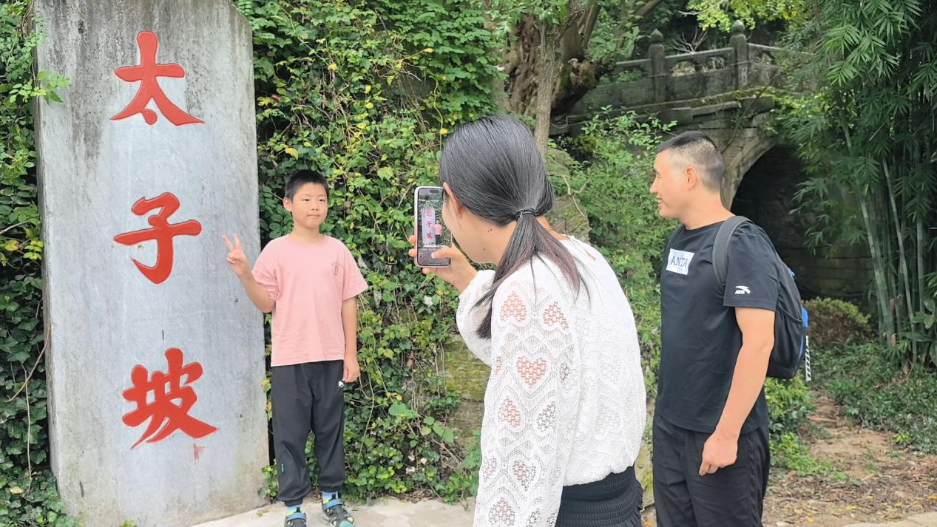 武当山景区秋意浓 游客中秋登高望远