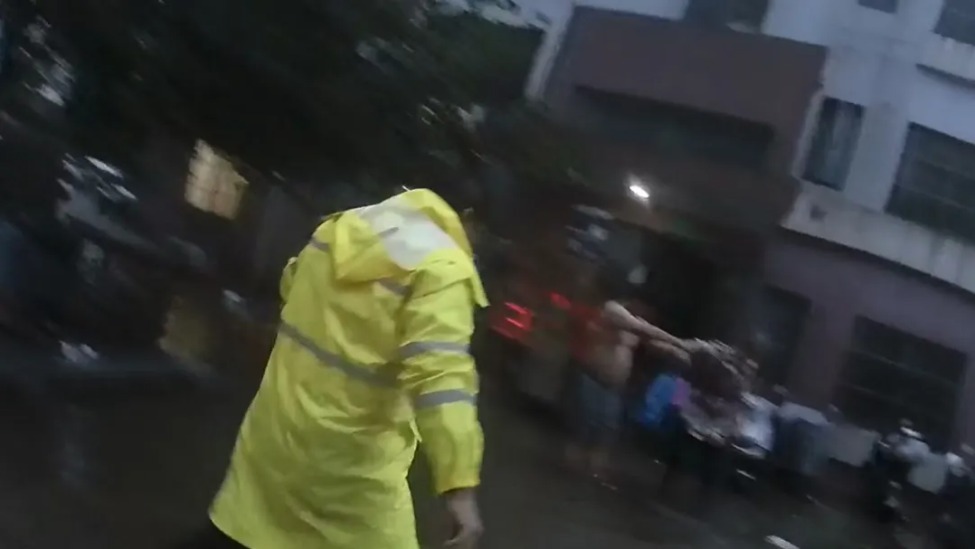 台风接踵而至，上海民警风雨中“逆行”救助群众