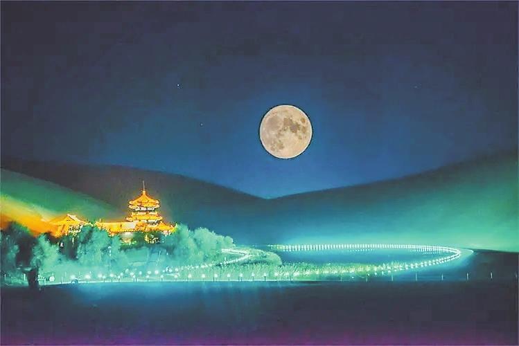 大漠、圆月和星空组成的梦幻月牙泉（本文配图均为资料图）