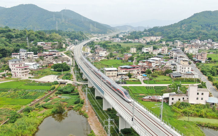 2024年9月13日，复兴号试验列车行驶在龙龙高铁梅龙段叶屋特大桥上（无人机照片）。新华社记者 邓华 摄