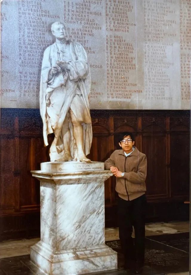 1985年,荣新江在剑桥牛顿塑像前留影。(图/受访者提供)