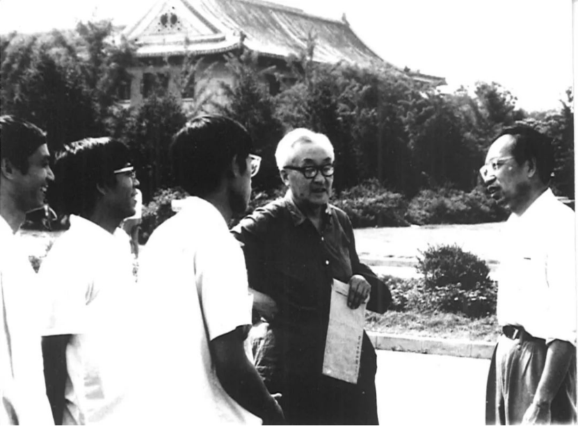 大学期间,荣新江与王永兴、张广达先生在课间留影(右起:张广达、王永兴、荣新江、张建国、卢向前)。(图/受访者提供)