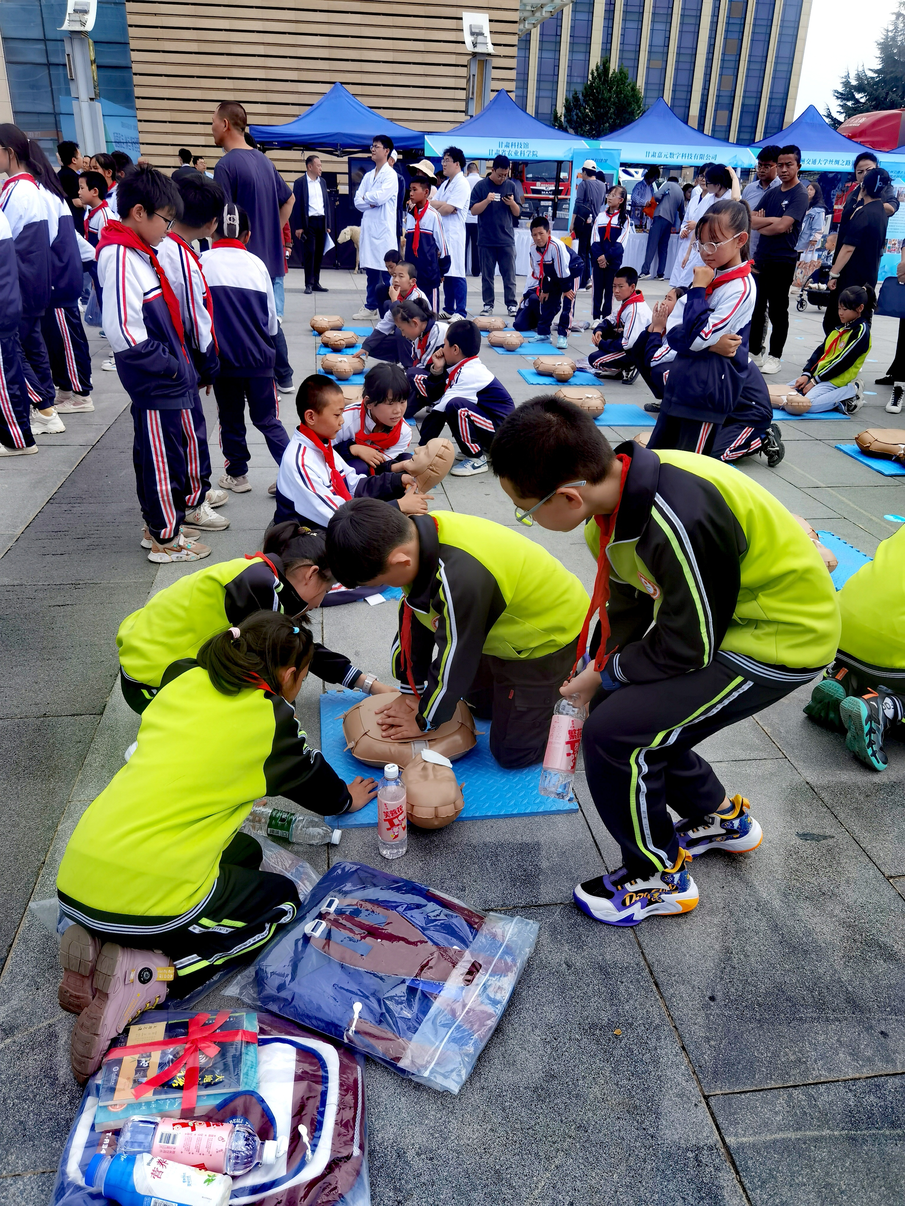 学生现场学习急救方法