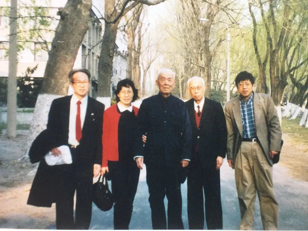 荣新江与饶宗颐、季羡林先生在一起(右起:荣新江、饶宗颐、季羡林、饶宗颐女儿饶清芬、林悟殊)(图/受访者提供)
