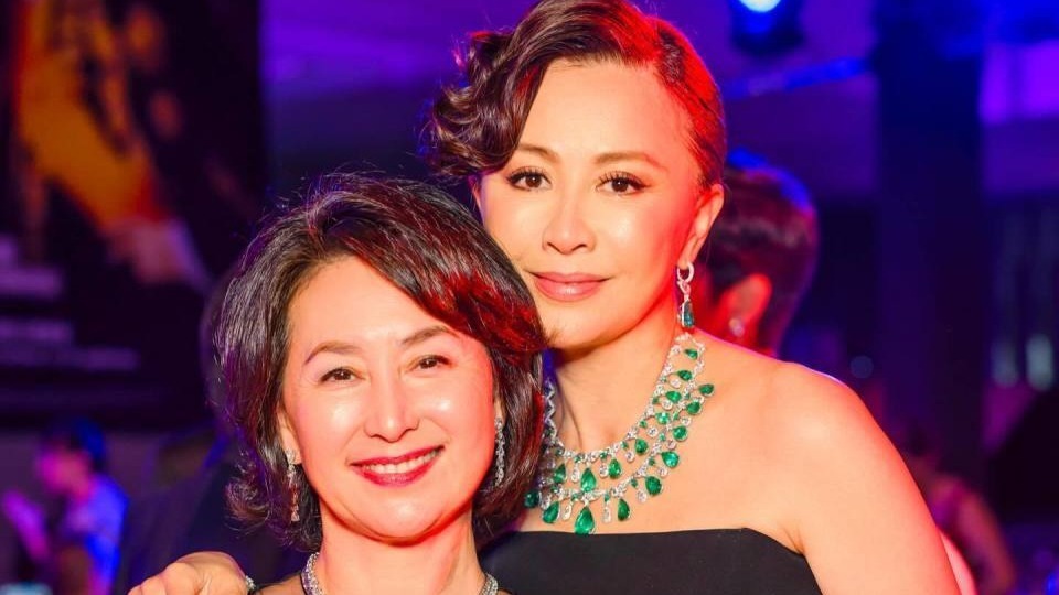 何超琼刘嘉玲出席中秋晚宴，戴千万珠宝亮相，何超盈的脸又变了封面图