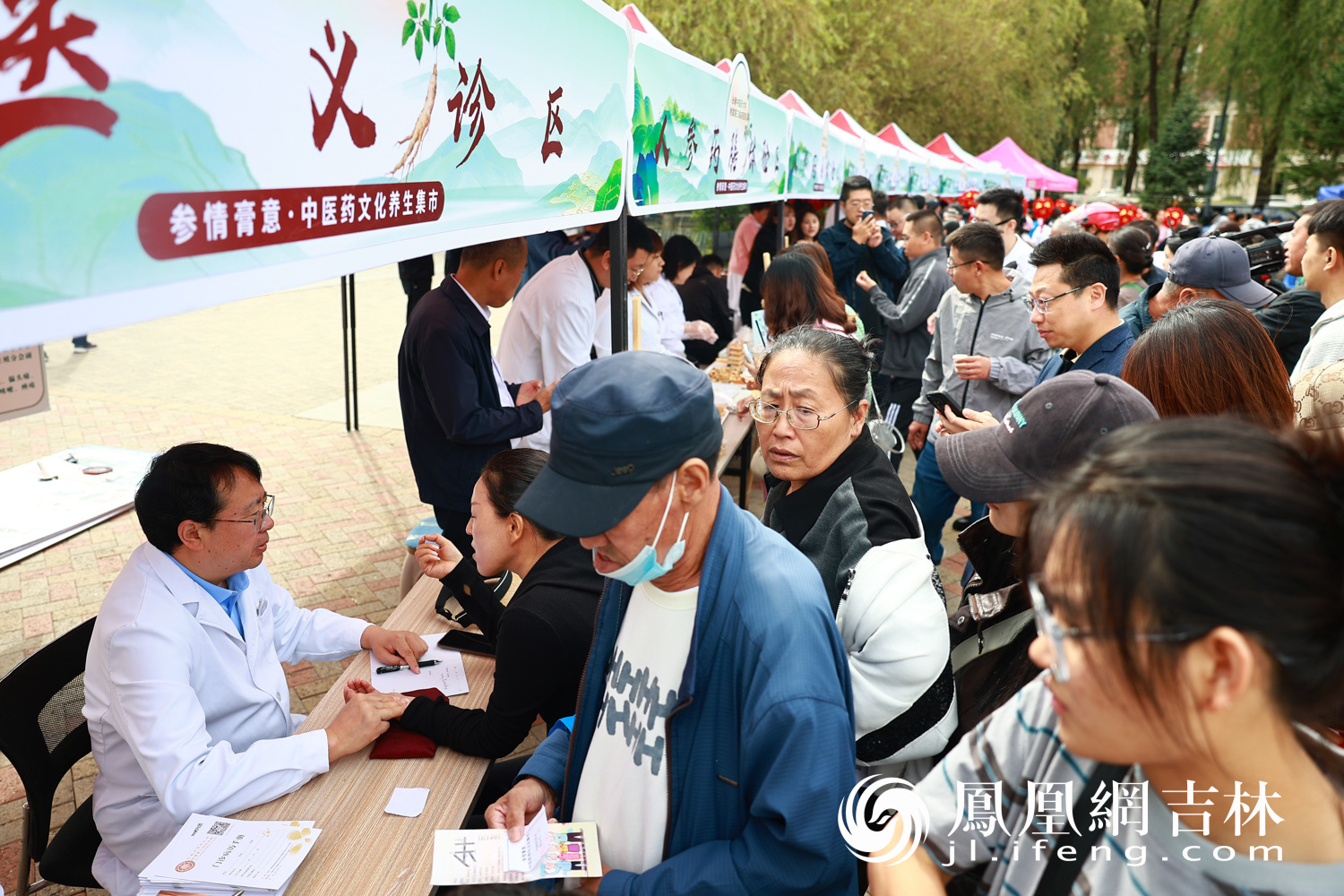 居民们现场感受人参文化和中医药文化的魅力。