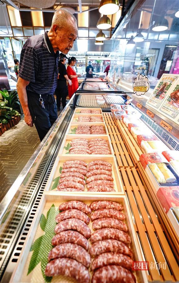 居民挑选中秋食材