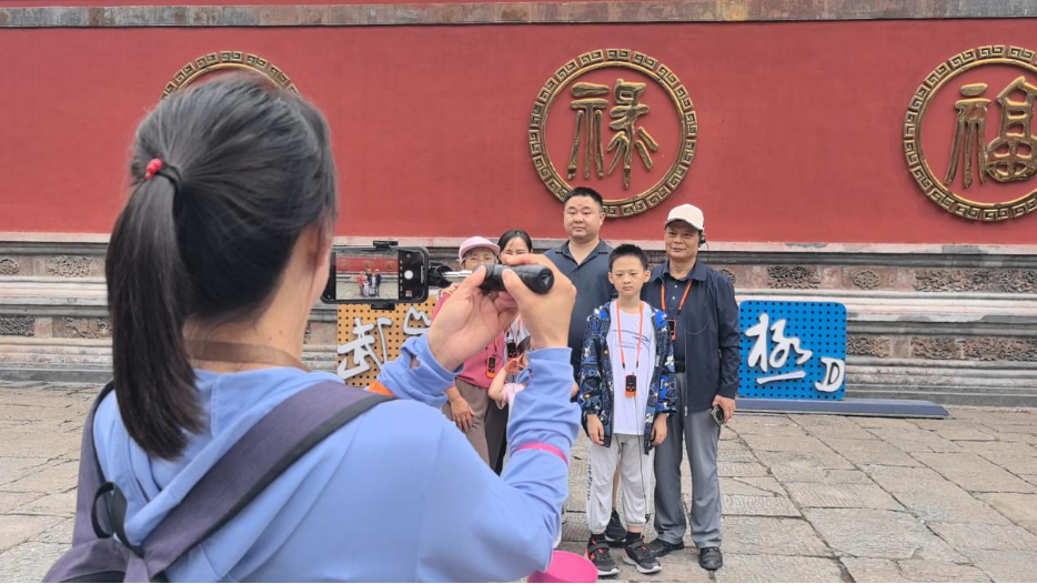 武当山景区秋意浓 游客中秋登高望远