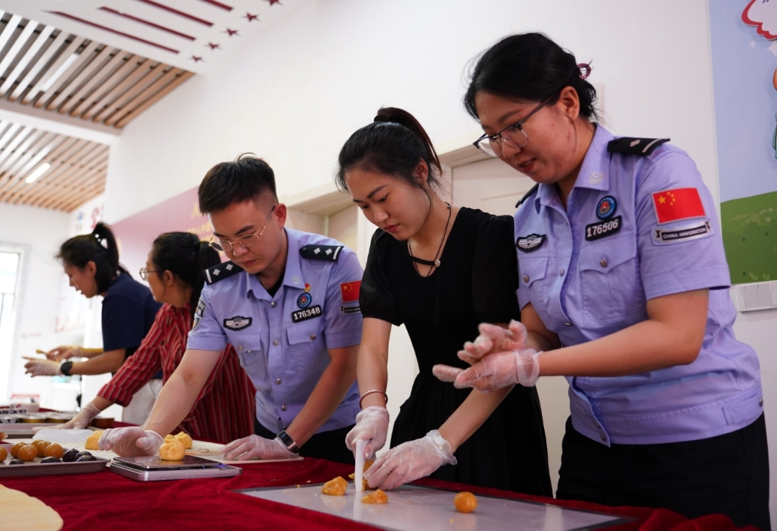 白山边境管理支队共庆中秋节