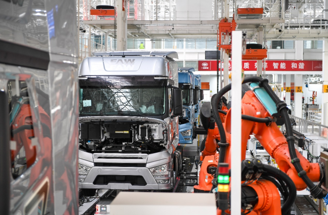 2月19日，在一汽解放J7整车智能工厂，机器人在装配车辆。新华社记者 张楠 摄