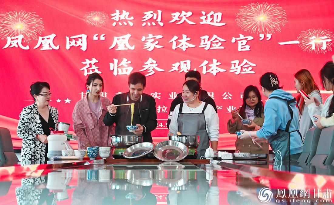 凰家体验官走进5犟兰州牛肉拉面文化产业园，上手煮面体验感拉满。