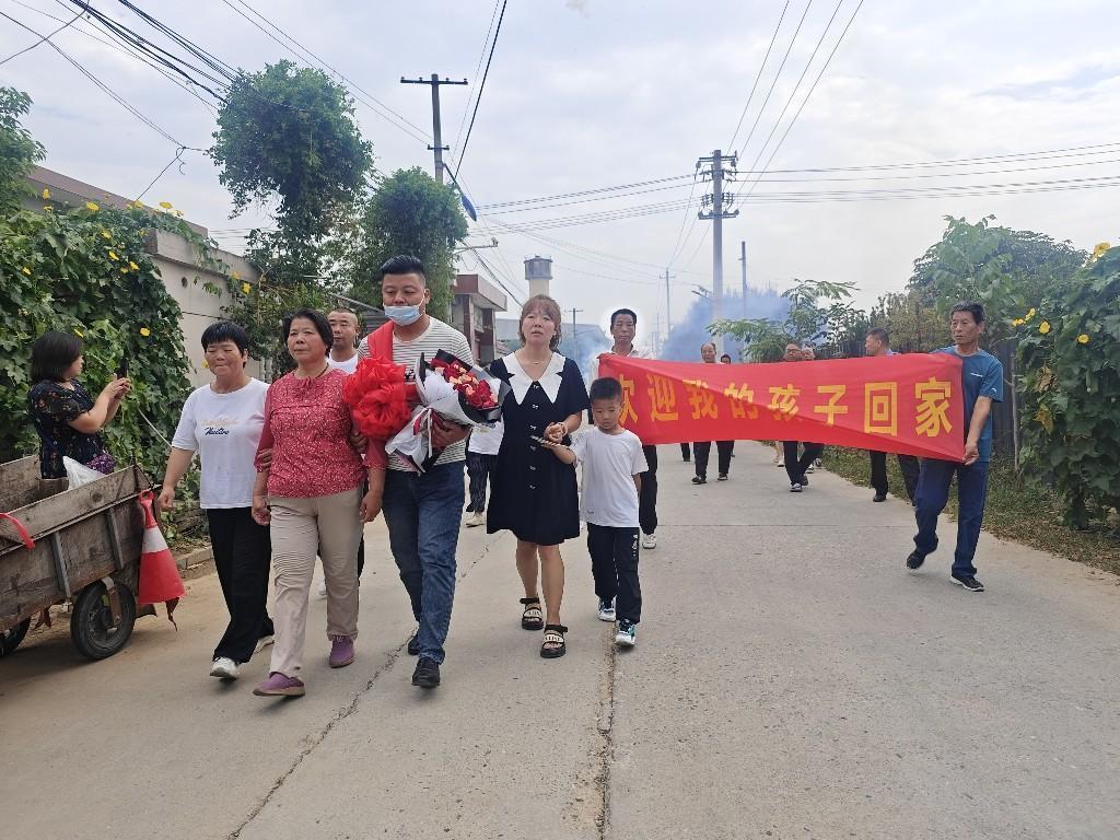 走失34年再回家，乡亲出门对其表示欢迎。