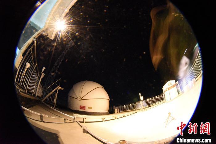 中国首个业务化运行的激光通信地面站，在新疆帕米尔高原一处海拔4800米山顶建成，图为夜空下的该站。中新网记者 孙自法 摄