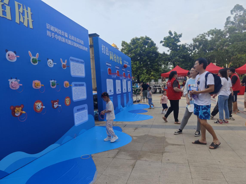 南湾街道在健康花城小区广场开展“微展览 游园会”活动