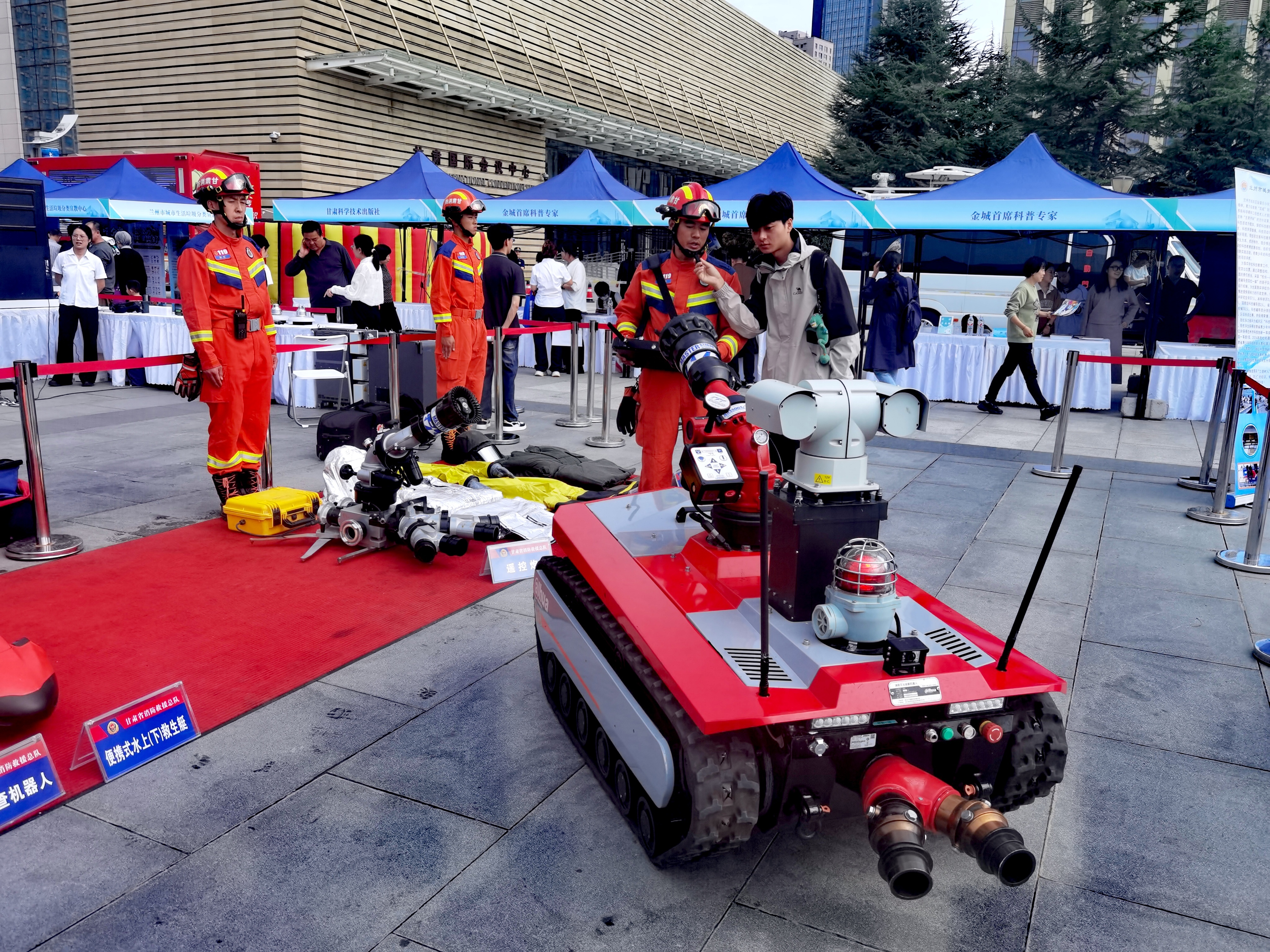 甘肃省消防救援总队展示救援设备