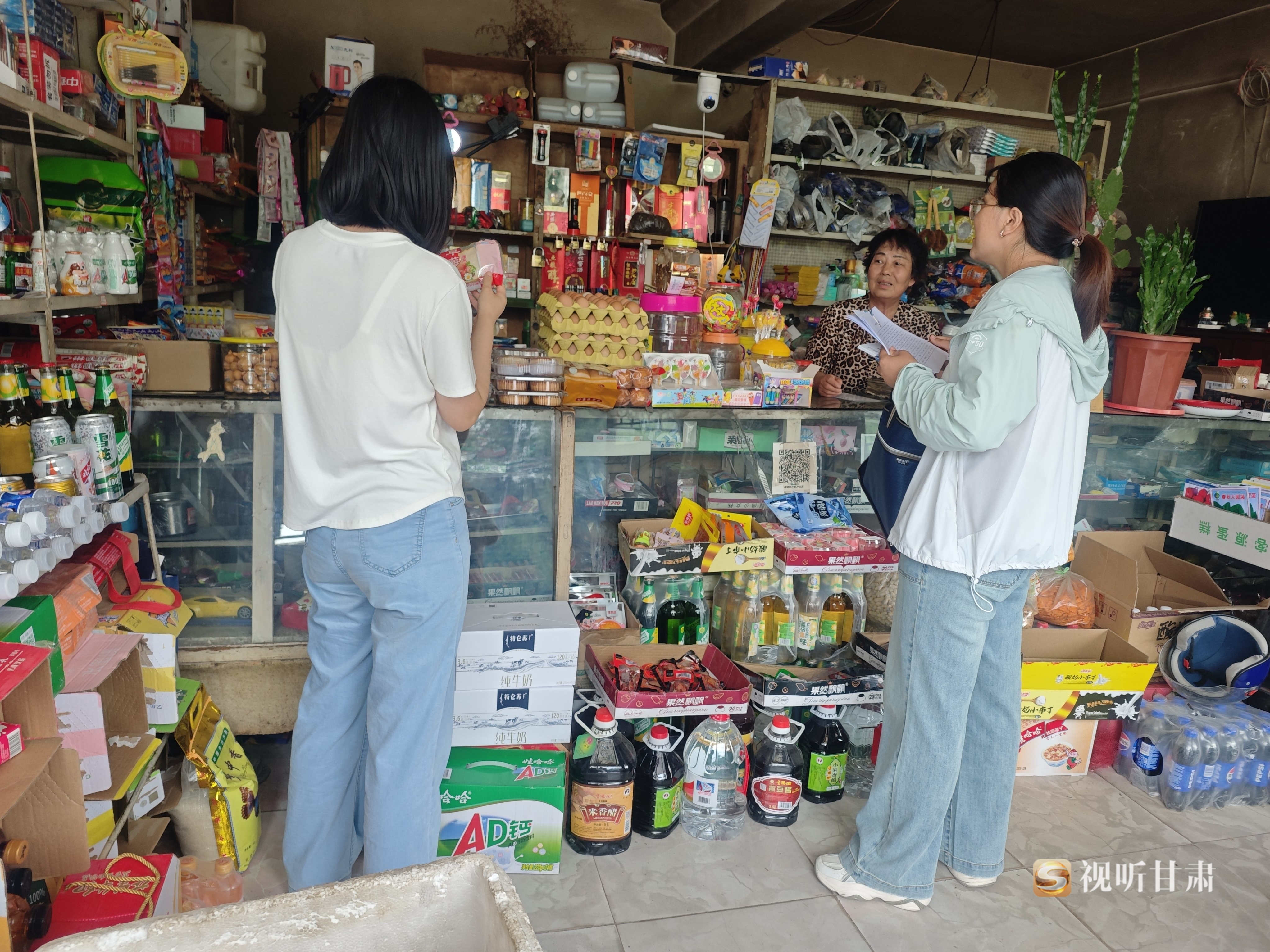 柳湖镇市场监管所检查学校周边商店内散装食