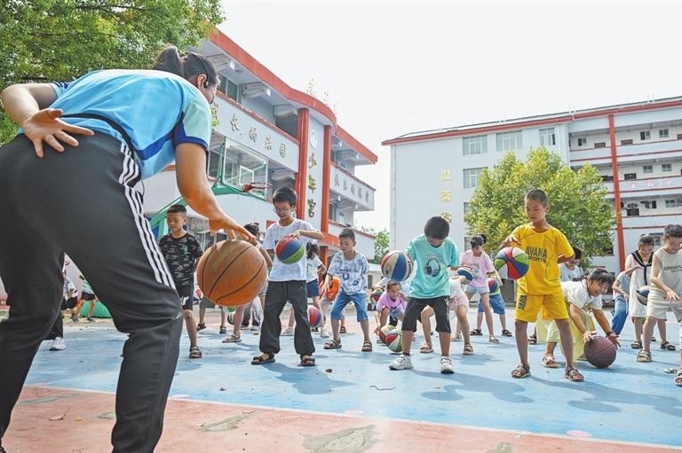 9月19日,并入新余市渝水区罗坊镇希望小学的孩子正在上体育课。