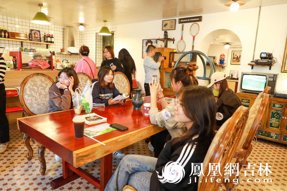 净月粉丝节在友好村享受闲暇时光。