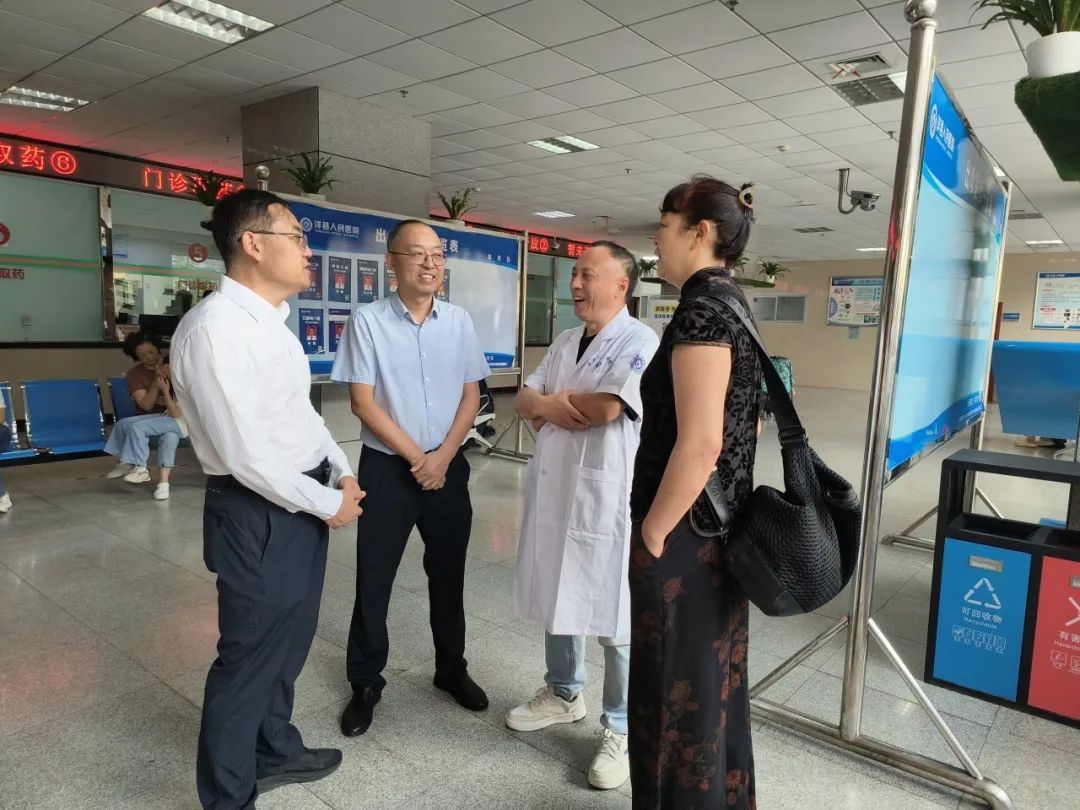 陕西>全景>正文>义诊活动中,洋县县委副书记,县长张军亲临现场看望并