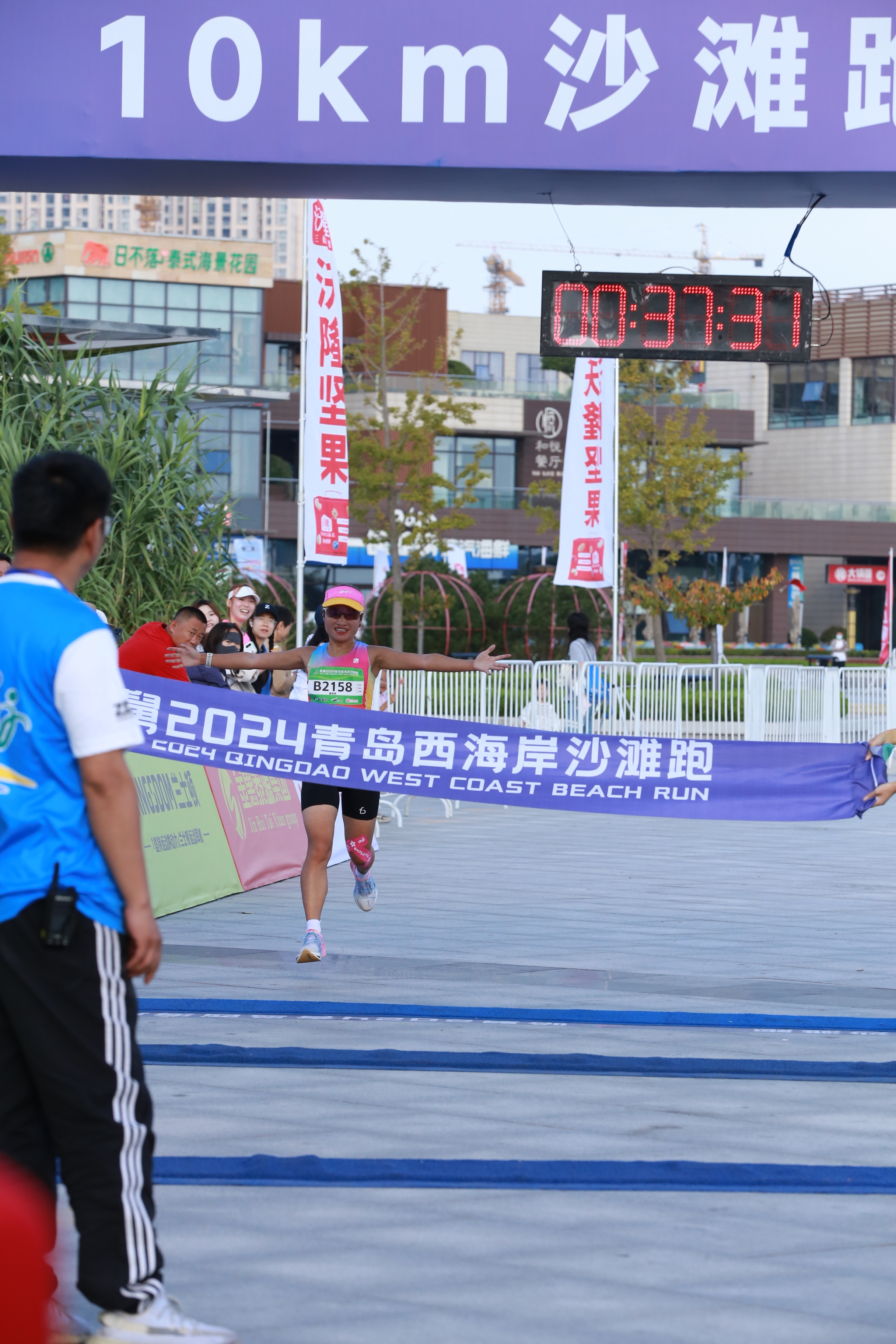 哈舅2024青岛西海岸沙滩跑在城市阳台景区鸣笛起跑