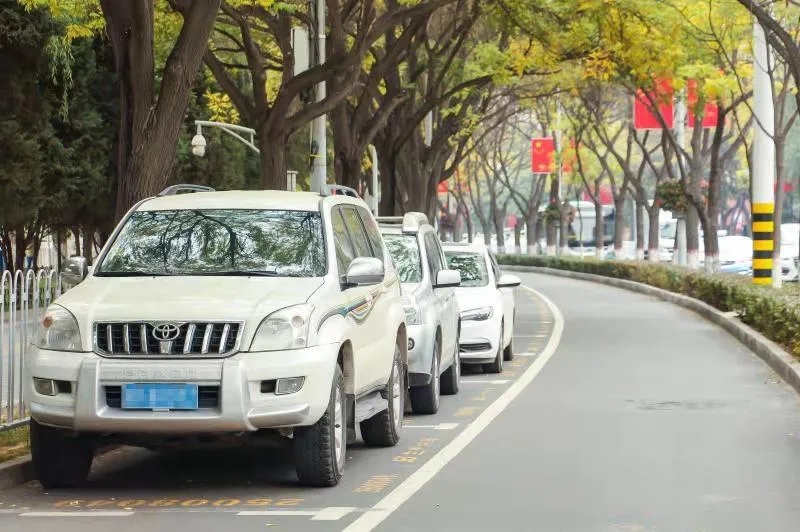 南滨河路黄河母亲道路临时停车泊位