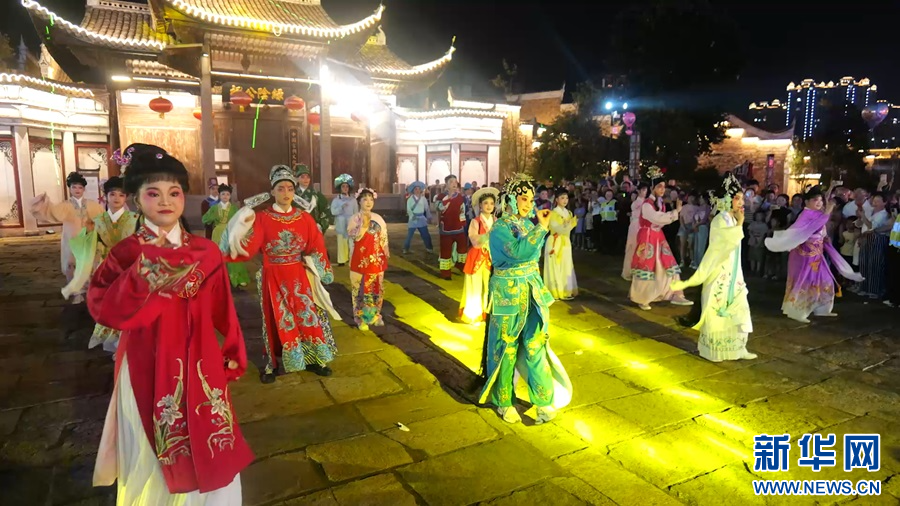 非遗快闪亮相万载古城。新华网发 黄敬富 摄