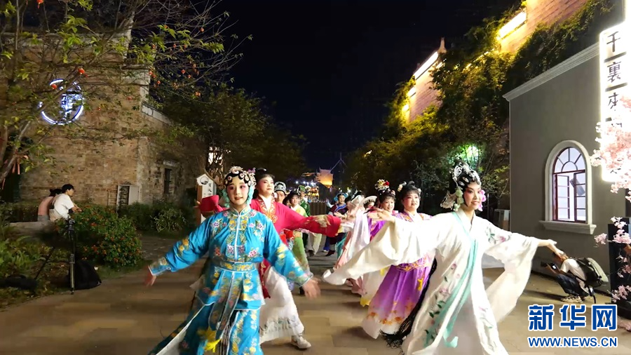 非遗快闪亮相万载古城。新华网发 邓辉 摄